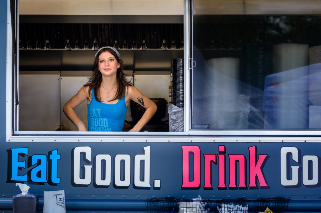 Street Photography
Girl
Food Truck